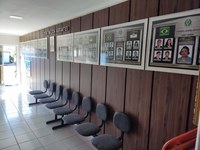 Galeria com quadros de ex-vereadores é reformada e atualizada, homenageando ex servidor Wilson Abrantes.